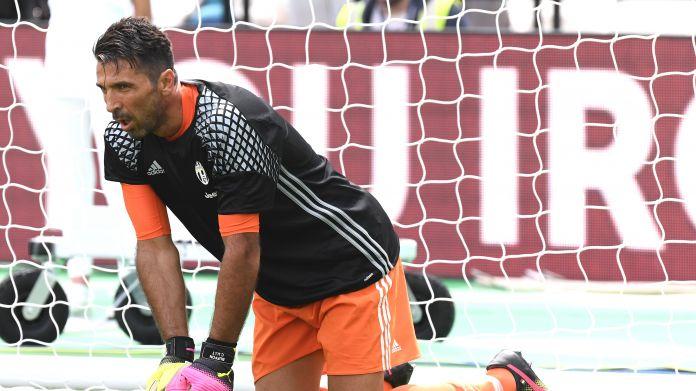 buffon-juventus-riscaldamento-agosto-2016-ifa