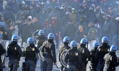 scontri polizia tifosi esterno stadio