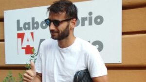 Ferrari sorridente sulla bicicletta: Cannavaro gli dà del ciclista – FOTO