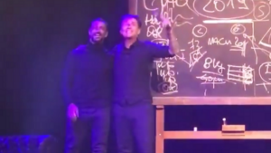 Quagliarella ruba la scena a Pintus: quanti applausi per il bomber – VIDEO