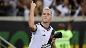 Gli avversari invocano Icardi: Maxi Lopez risponde col dito medio – VIDEO