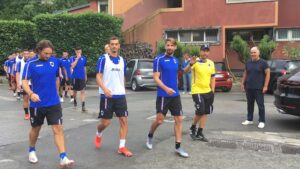 «Sono troppo stretti!». Di Francesco sgrida i collaboratori