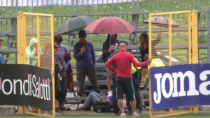 Paura in ritiro: tifoso cade dagli spalti e batte la testa