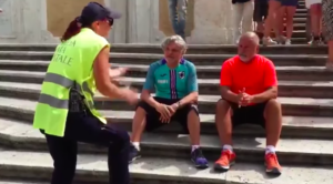 Ferrero si siede in piazza di Spagna: la polizia lo sgrida – VIDEO