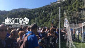 Sampdoria, la squadra canta con i tifosi. E spuntano adesivi pro Vialli – VIDEO