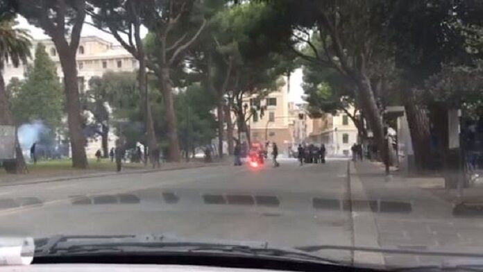 fumogeni-polizia-tifosi-sampdoria fumogeni polizia corteo tifosi sampdoria