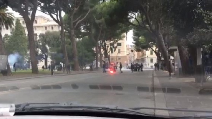 fumogeni polizia corteo tifosi sampdoria