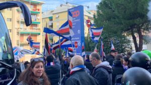 Tifosi della Sampdoria in protesta: adunata sotto la Gradinata Sud