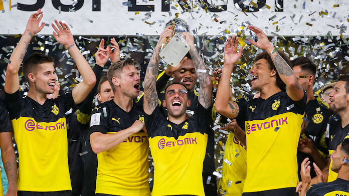 Paco Alcacer Borussia Dortmund Schlussjubel mit dem Pokal DFL regulations prohibit any use of p streaming Bundesliga
