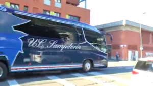 Sampdoria, il desolante arrivo dei pullman a San Siro – VIDEO