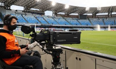 operatore tv cameraman stadio vuoto
