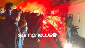 Sampdoria, i tifosi si riuniscono sotto la Gradinata Sud – VIDEO