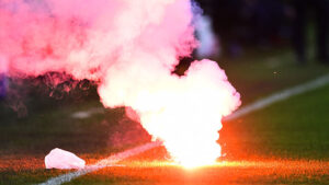 Sampdoria Genoa, fumogeni paracadute al Ferraris – VIDEO