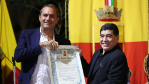 Morte Maradona, De Magistris: «Intitolazione stadio prossima settimana»