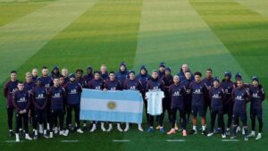 PSG, Icardi nella bufera: sorriso durante l’omaggio a Maradona