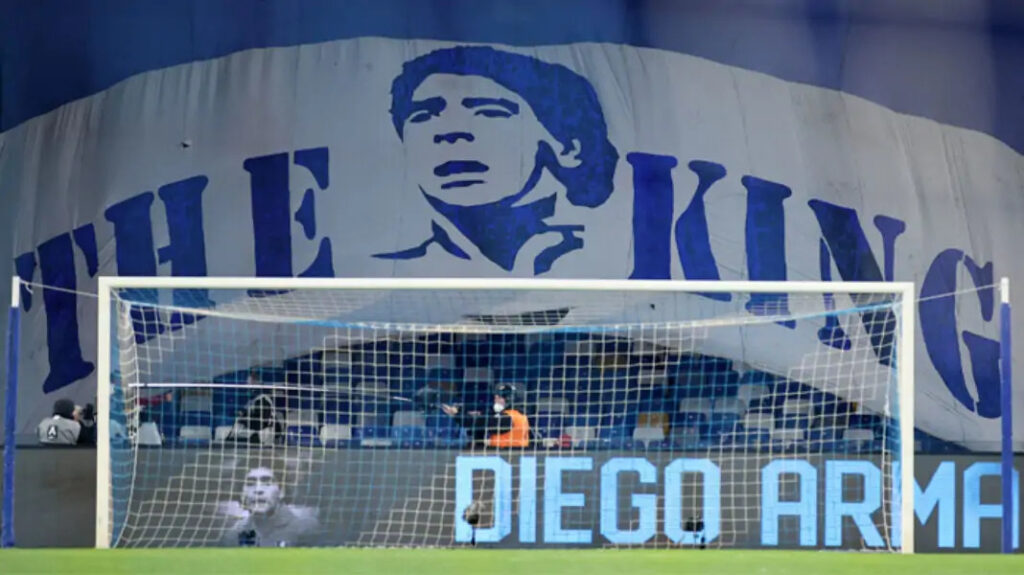 Il San Paolo cambia nome: si chiamerà Stadio Diego Armando Maradona 1 Maradona tifosi 1068x600 1