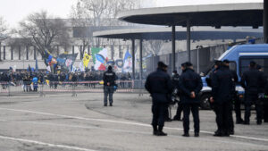 Milan Inter, la polizia interviene per disperdere gli assembramenti fuori da San Siro