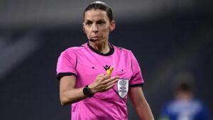 Frappart nella storia: è la prima donna ad arbitrare una partita dei Mondiali