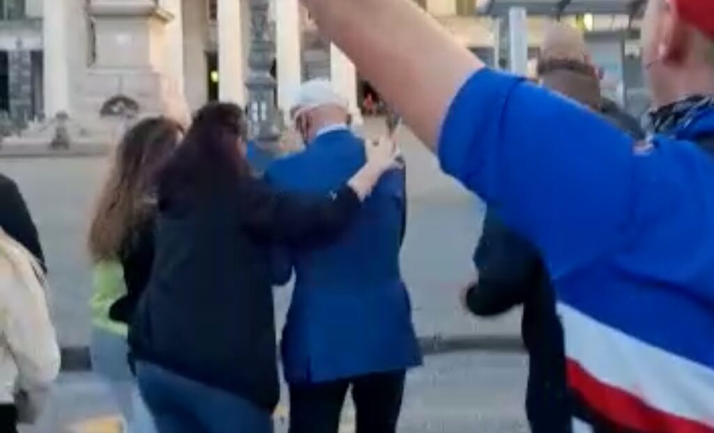 I tifosi della Sampdoria inseguono Vialli: «Vogliamo un presidente» - VIDEO 1 1621540687201