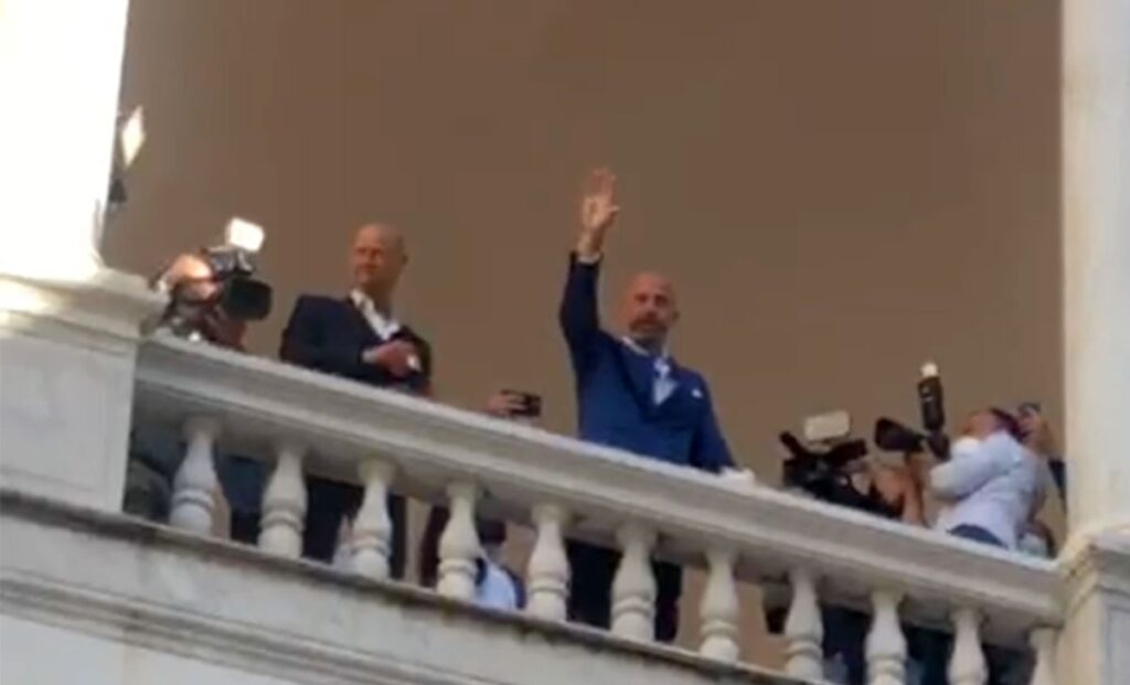 Cori dei tifosi della Sampdoria in piazza: Vialli si commuove - VIDEO 1 WhatsApp Image 2021 05 20 at 18.36.34