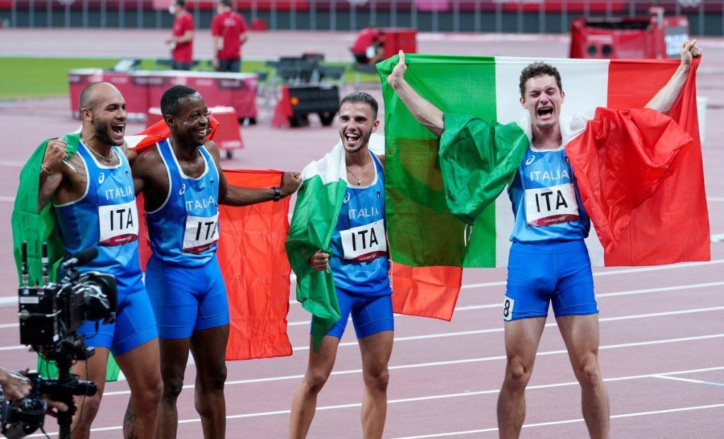Italia medaglia d'oro nella 4x100: i complimenti di Candreva - FOTO 1 E8HRTYbVgAIhLCT
