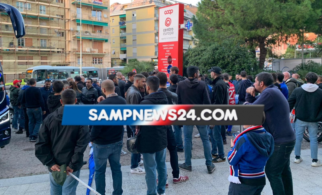 Contestazione dei tifosi: pullman della Sampdoria bloccato in strada 1 Tifosi ac hotel 1