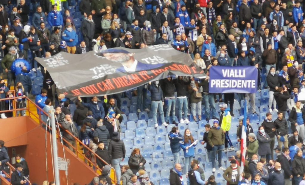 I tifosi della Sampdoria chiamano Vialli: lo striscione in Gradinata Sud 1 f31825ed a098 436b 8df1 f96204c86e27