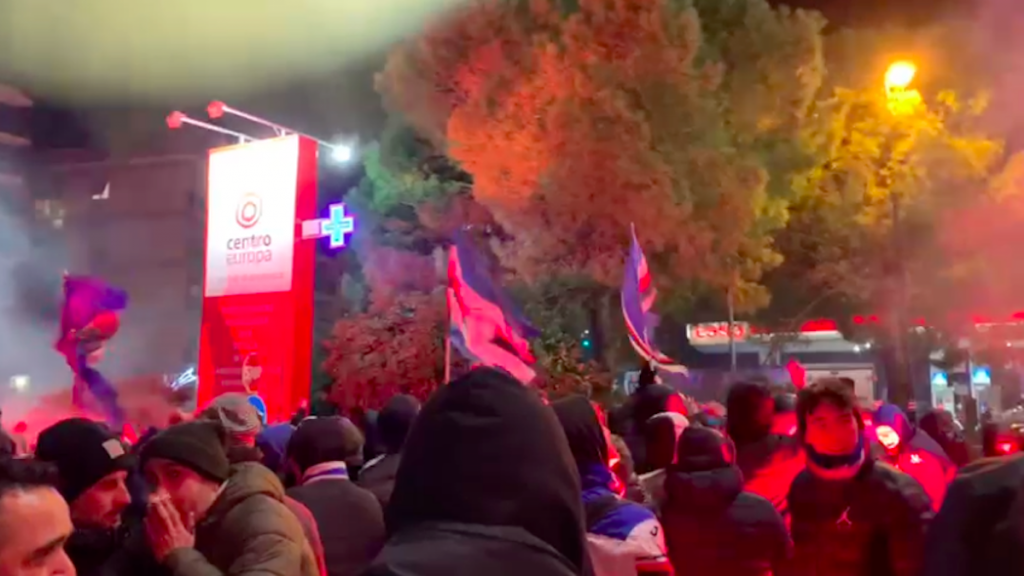 Genoa-Sampdoria: fumogeni e cori dei tifosi sotto l'hotel blucerchiato - VIDEO 1 Schermata 2021 12 10 alle 18.04.20