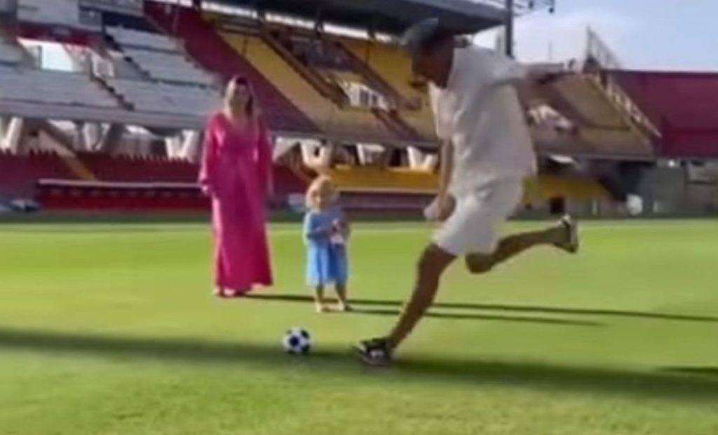 La Gumina papà per la seconda volta: il baby shower da brividi allo stadio - VIDEO 1 18b63b17 8739 40e5 a7d0 31488d3c6d91