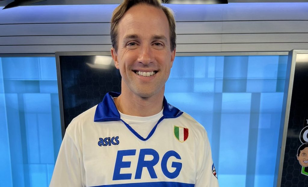 Giornalista francese pazzo della Sampdoria: foto con una maglia storica 1 FetLvdeXwAE t3z