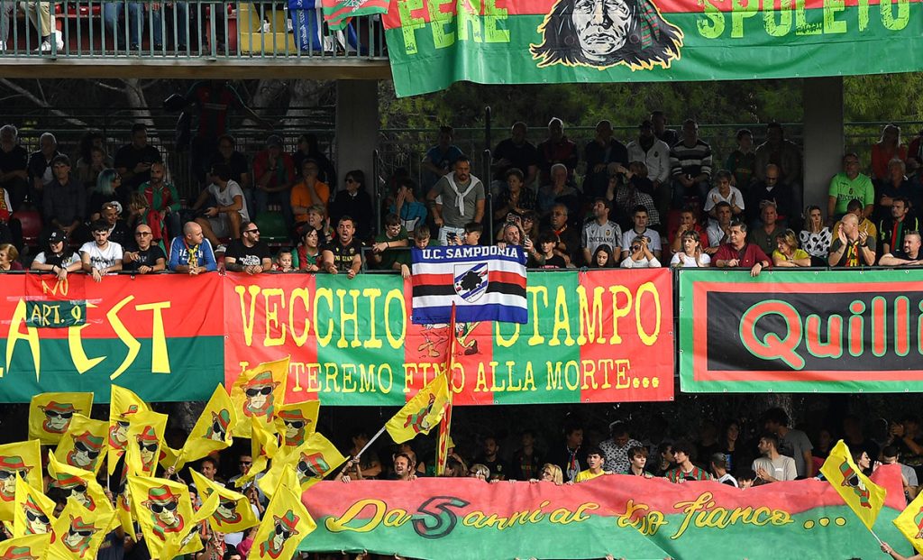 Ternana-Genoa, la bandiera della Sampdoria e le bombe carta: la ricostruzione 1 bandierasampdoria