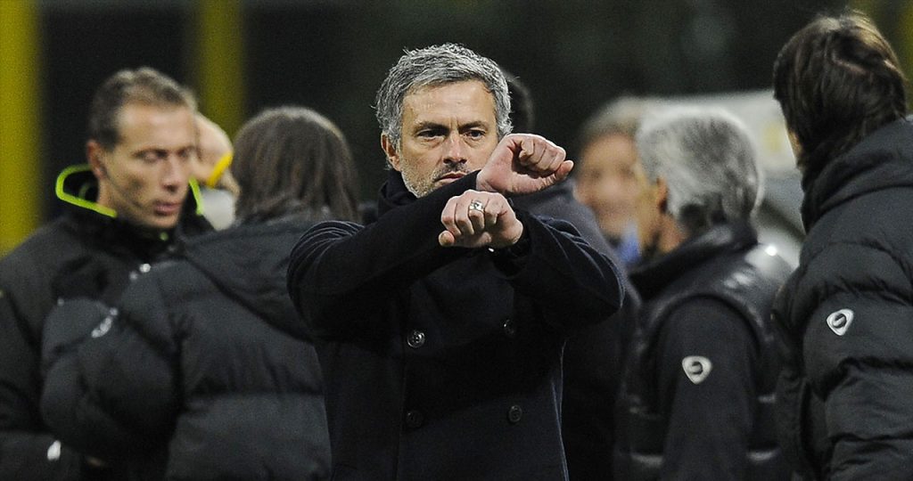 Mourinho e il passato turbolento con la Sampdoria: l'iconico gesto delle manette 1 mourinho