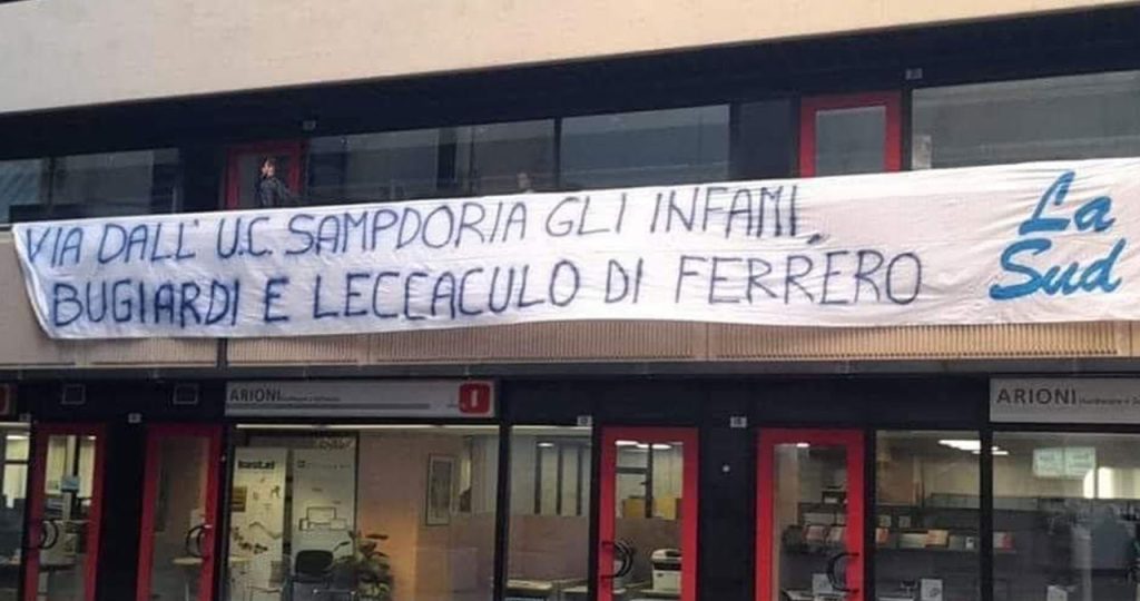 Sampdoria, striscione sotto la sede: «Via i leccaculo di Ferrero» - FOTO 1 striscione