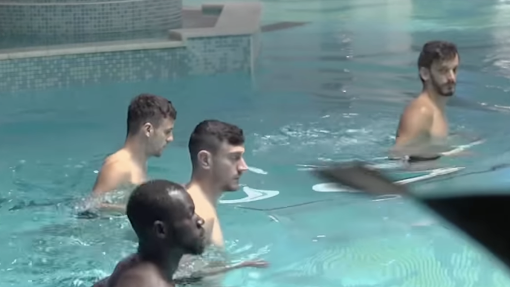Ritiro Sampdoria: seduta rigenerante in piscina dopo il TS Galaxy - VIDEO 1 Schermata 2022 12 12 alle 14.28.20
