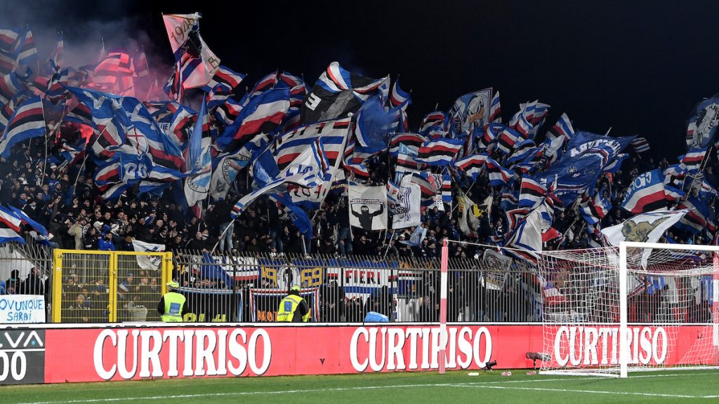 Sampdoria, il Club Valpetronio mostra la tessera sul lungomare di Riva Trigoso - FOTO 1 tifosi Sampdpria MG5 3371