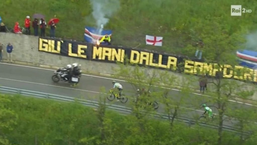 Giù le mani dalla Sampdoria: striscione dei tifosi al Giro d'Italia 1 sampdoria