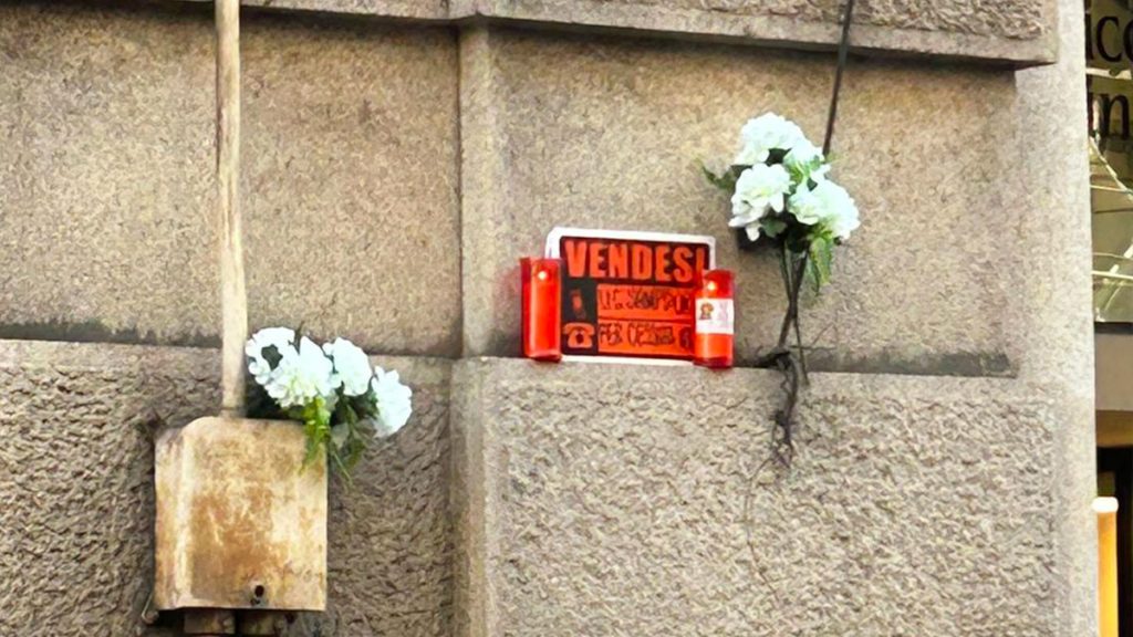 Sampdoria, lumini e fiori davanti al SampCity: lo sfottò macabro 1 lumini sampdoria