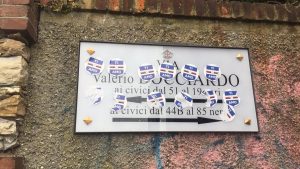 Adesivi di Sampdoria e Genoa in città: il Comune chiama i club
