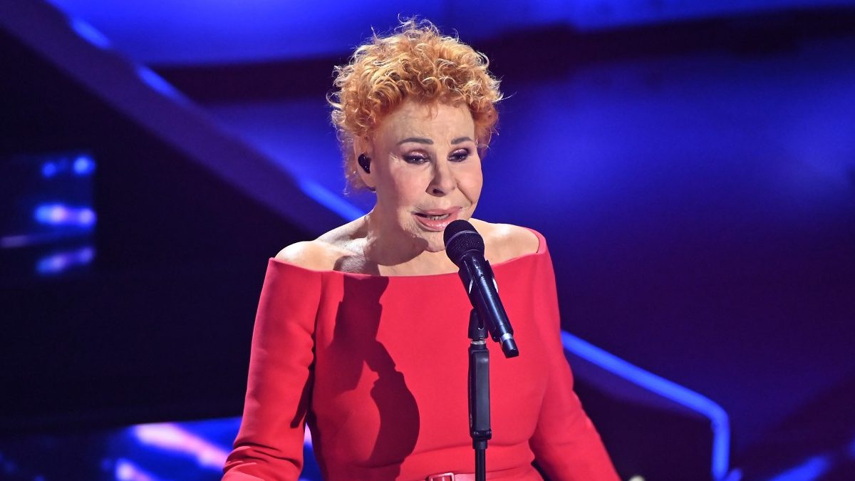 Ornella Vanoni ha consegnato a Fabio Fazio la tessera onoraria e la sciarpa del Sampdoria Club Luca Vialli e Bobby Gol 26 ° Festival di Sanremo