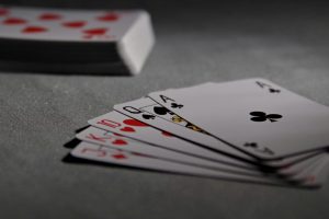 Le tecniche per contare le carte a poker: la regola del 4 e del 2