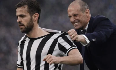 Allegri tenta di togliere a Bernardo Silva la maglia della Juventus, immagine creata con l'intelligenza artificiale
