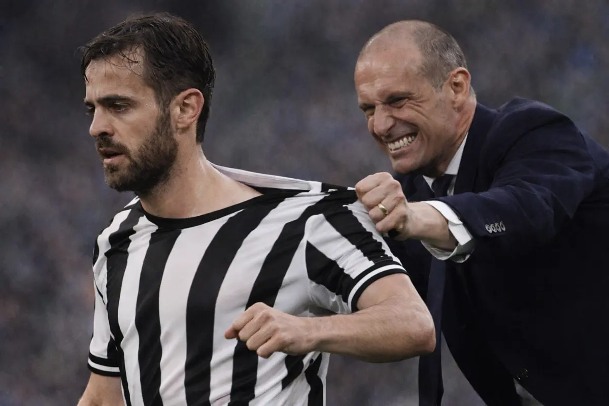 Juve, la vendetta di Allegri è servita: Bernardo Silva al Milan a parametro zero 26 Allegri tenta di togliere a Bernardo Silva la maglia della Juventus, immagine creata con l'intelligenza artificiale
