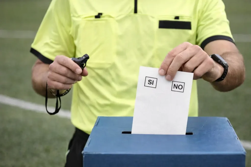Il referendum fa saltare le partite di campionato: arbitri tutti impegnati ai seggi elettorali 1 Arbitri impegnati al referendum come scrutatori