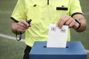 Il referendum fa saltare le partite di campionato: arbitri tutti impegnati ai seggi elettorali