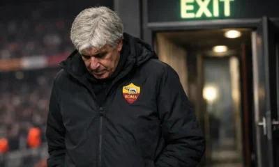Gasperini, allenatore della Roma, a testa bassa verso l'uscita
