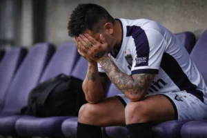 Rescinde il contratto dopo due mesi e zero presenze: la storia che commuove il mondo del calcio