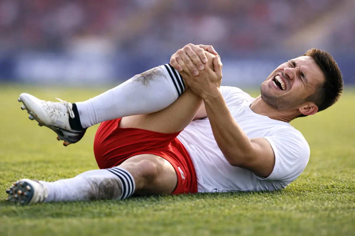 Stagione finita, tegola improvvisa per i giallorossi: centrocampista ko 26 Giocatore infortunato al ginocchio