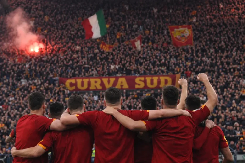 Decisione a tavolino, la Roma ai quarti di Europa League: risultato esatto e marcatori 1 Esultanza della Roma sotto la Curva Sud dello stadio Olimpico