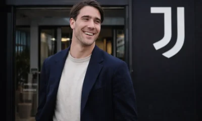 Vlahovic sorridente fuori dagli uffici della Juventus