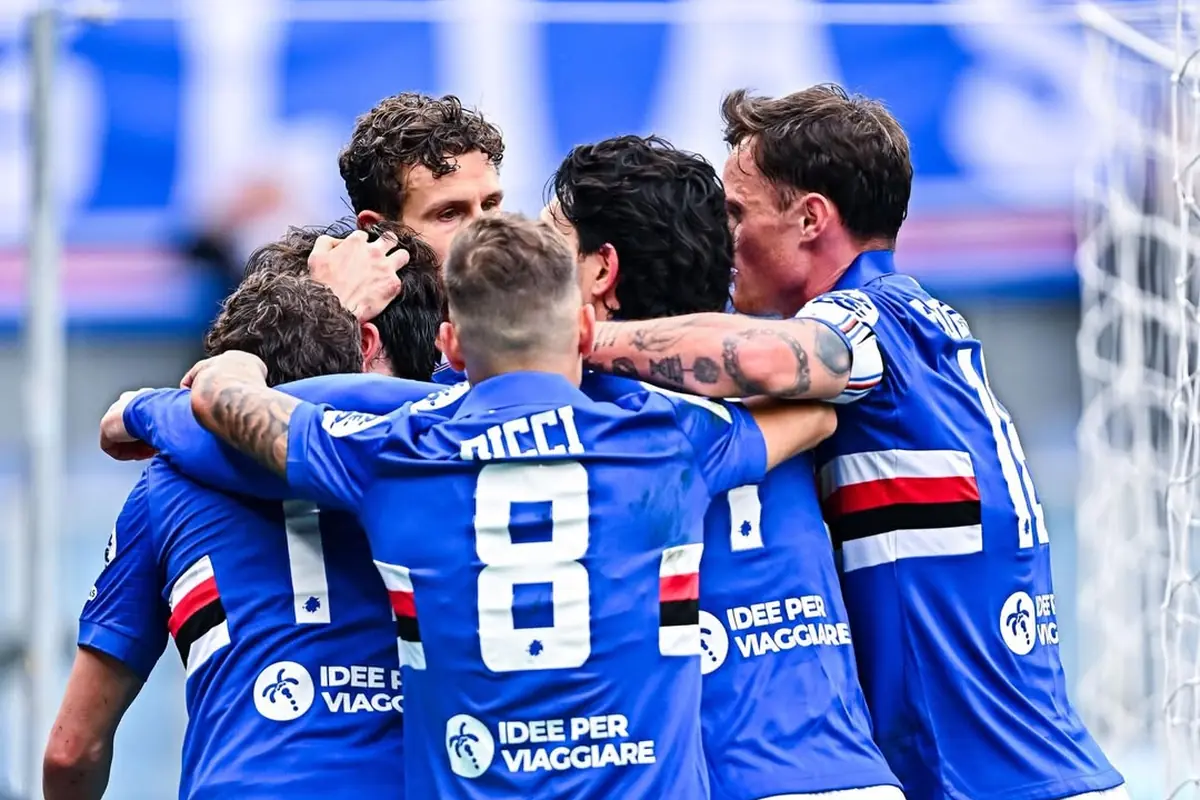 Cercasi bomber, Brunori lascia la Samp: ci sono già le cifre 27 i compagni festeggiano Brunori dopo un gol